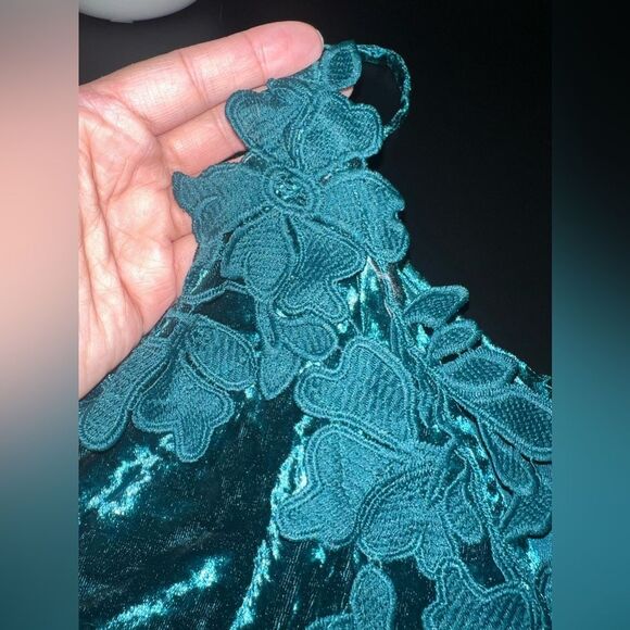 ODDY Velvet Emerald Green spaghetti Strap Top with Lace floral Size 1XL NWT - Picture 4 of 8